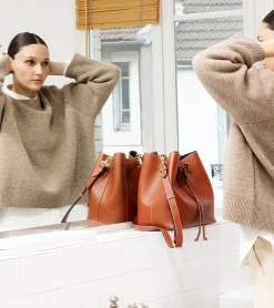 Grand sac seau Louise en cuir grainé - Mahogany Brown Twilight Blue