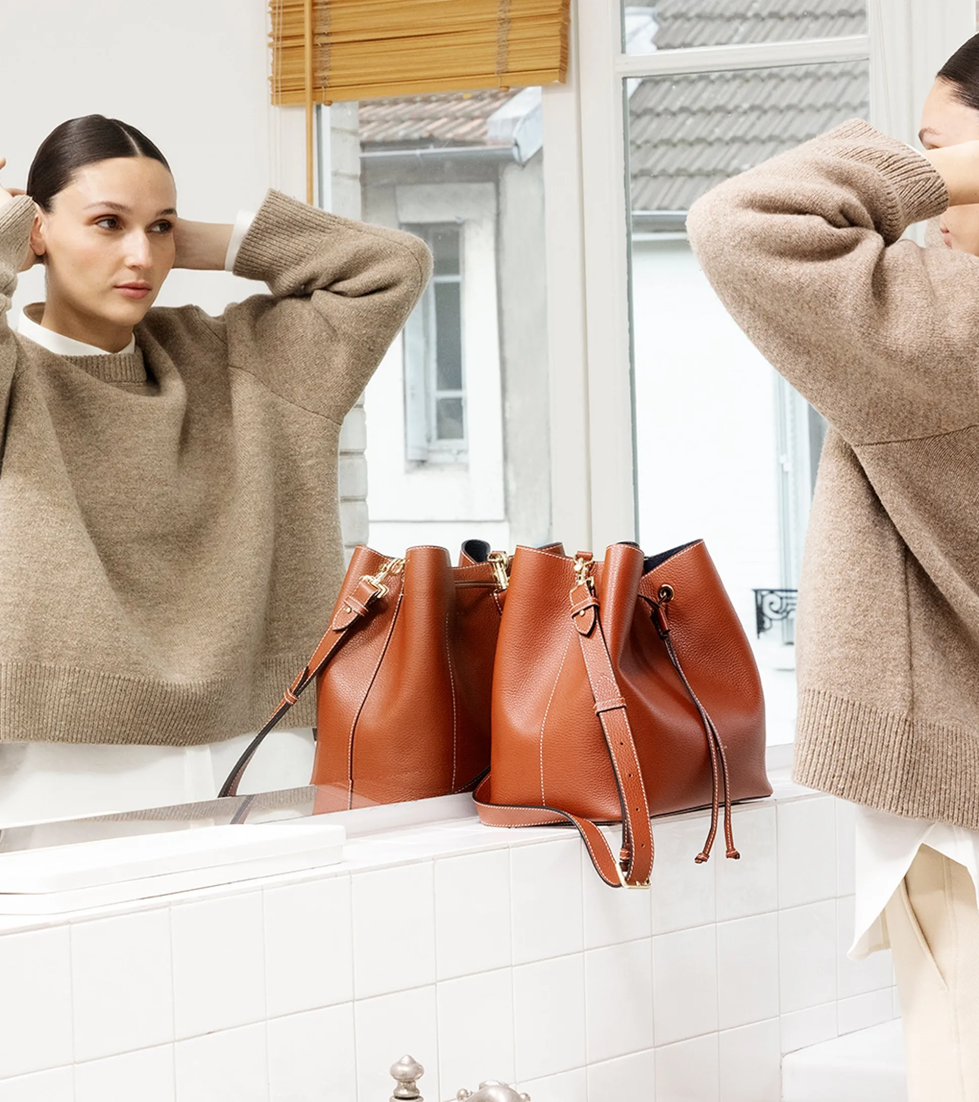 Grand sac seau Louise en cuir grainé - Mahogany Brown Twilight Blue