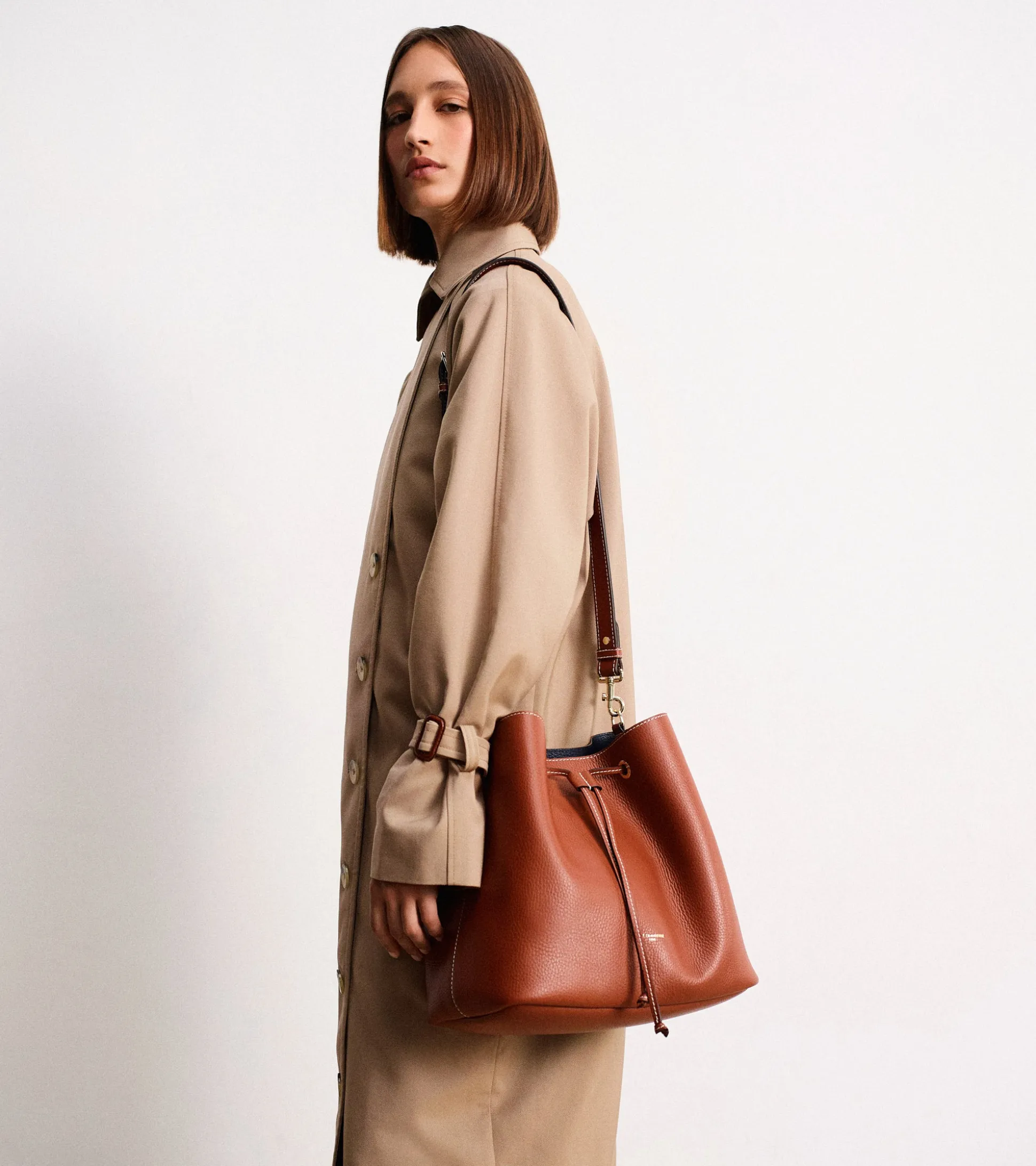 Grand sac seau Louise en cuir grainé - Mahogany Brown Twilight Blue