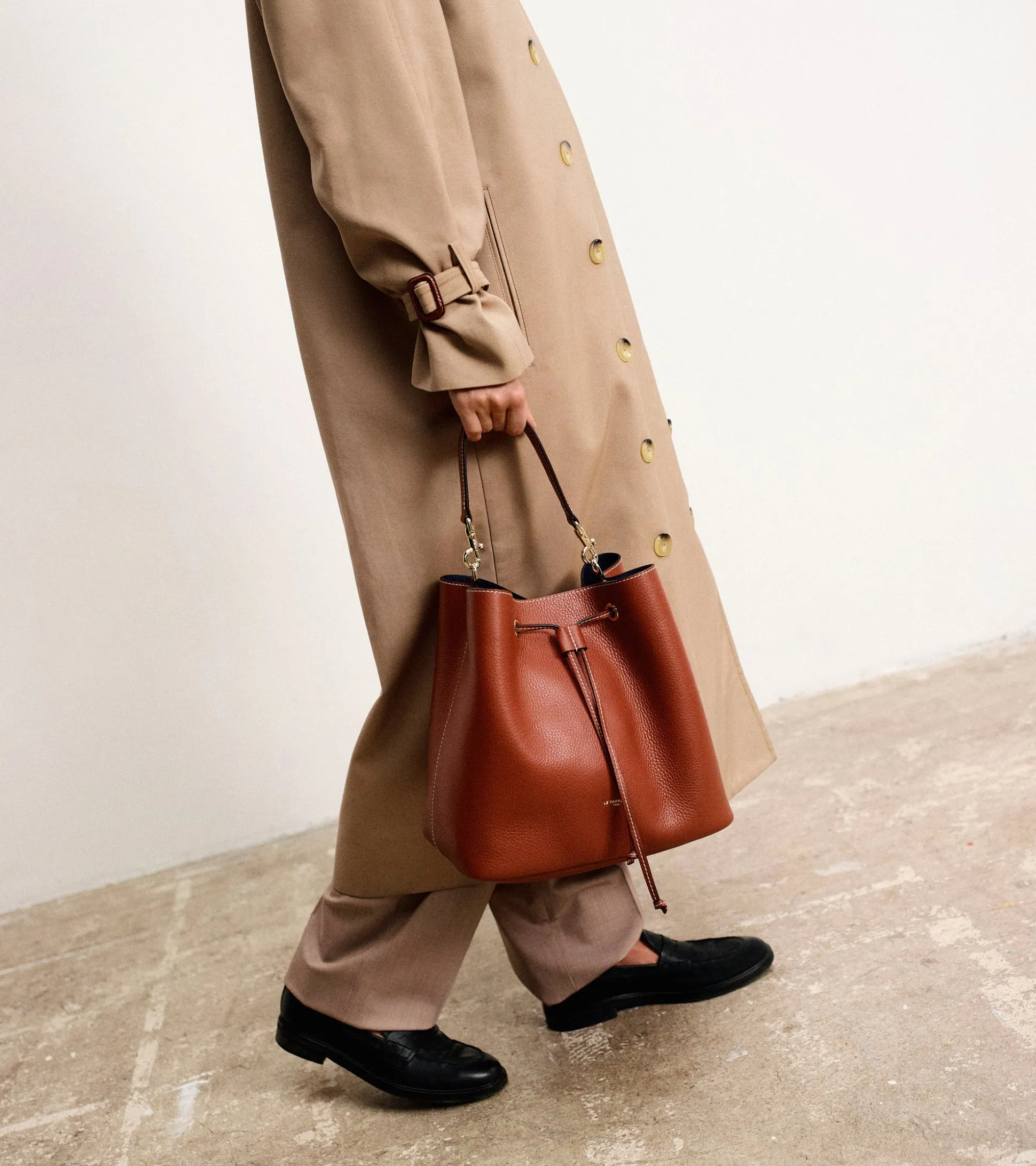 Grand sac seau Louise en cuir grainé - Mahogany Brown Twilight Blue