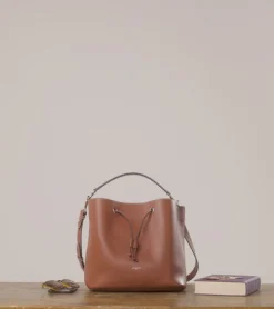 Grand sac seau Louise en cuir grainé - Mahogany Brown Twilight Blue