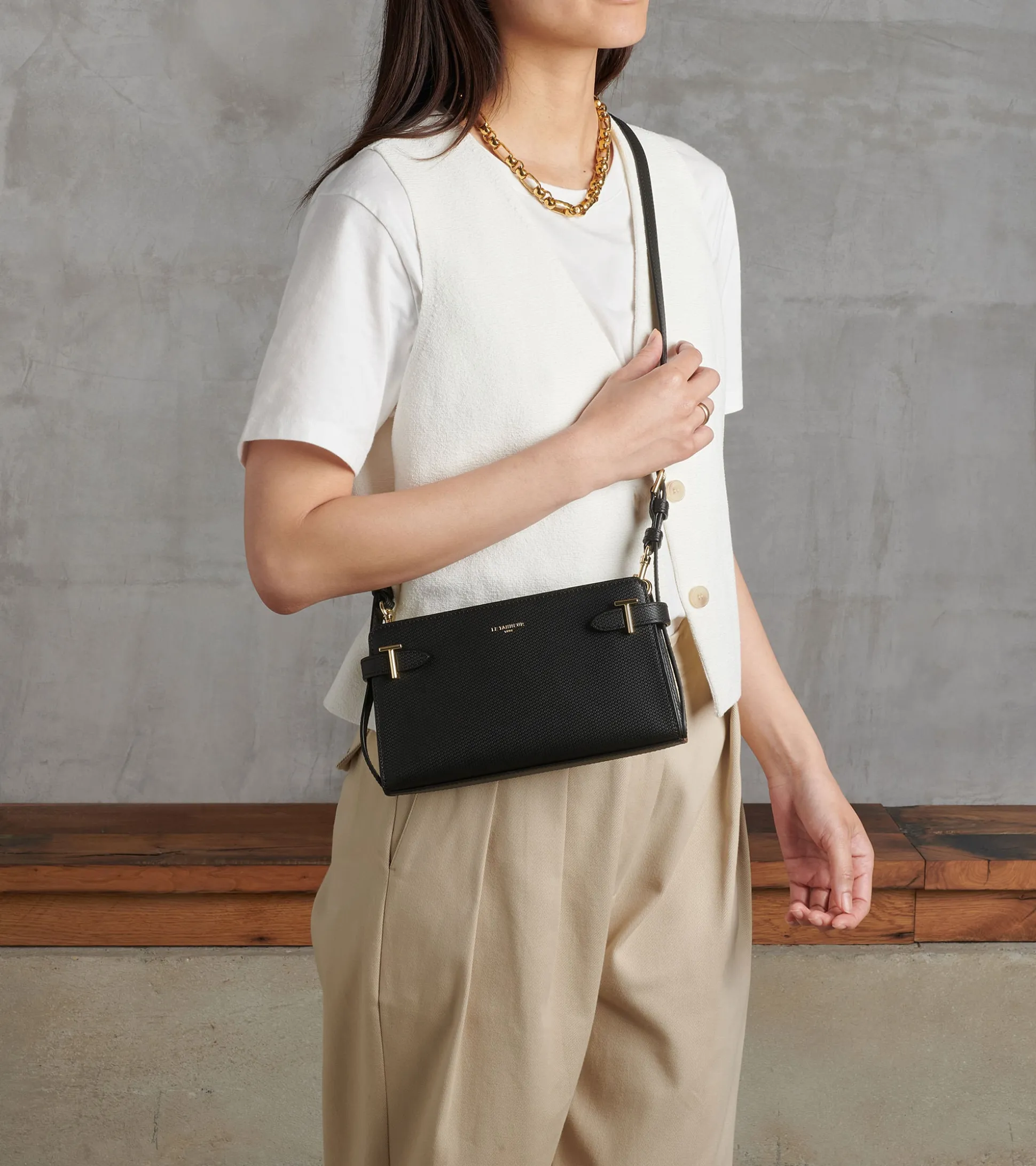 Petit sac à bandoulière Emilie en cuir signature T - Black