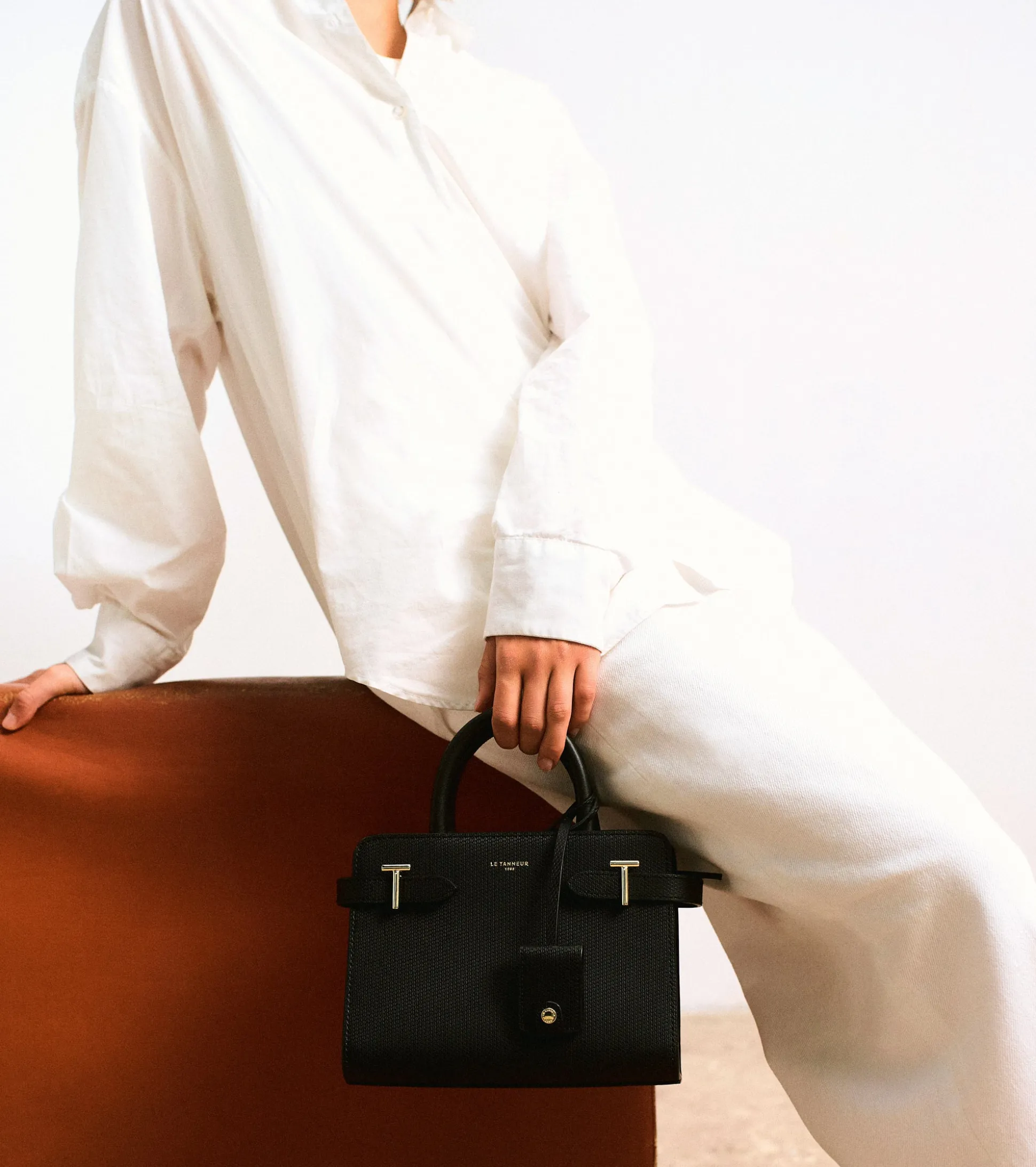 Petit sac à main Emilie en cuir signature T - Black
