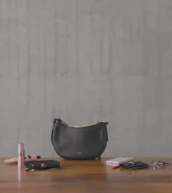 Petit sac bandoulière Madeleine en cuir grainé - Black