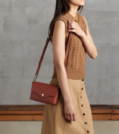Pochette à rabat avec bandoulières amovibles Sans Couture en cuir lisse - Mahogany Brown