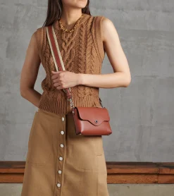 Pochette à rabat avec bandoulières amovibles Sans Couture en cuir lisse - Mahogany Brown