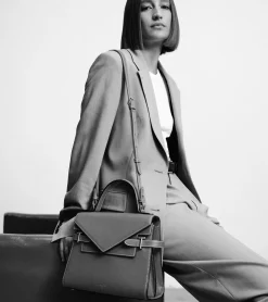 Sac à main double rabat moyen modèle Emilie en cuir signature T - Black