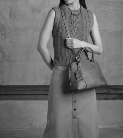 Sac à main moyen modèle Romy en cuir grainé et lisse - Black