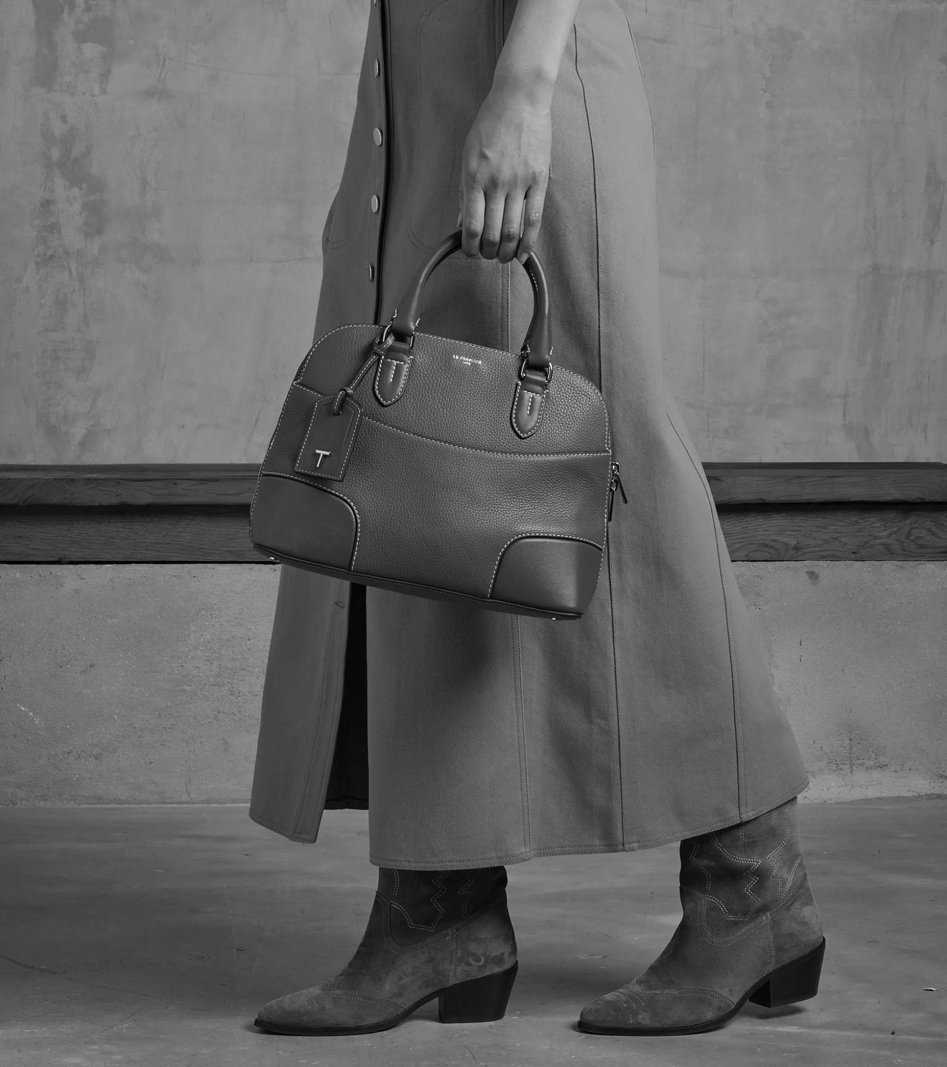 Sac à main moyen modèle Romy en cuir grainé et lisse - Black