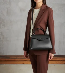 Sac à main moyen modèle Sans Couture en cuir lisse - Black