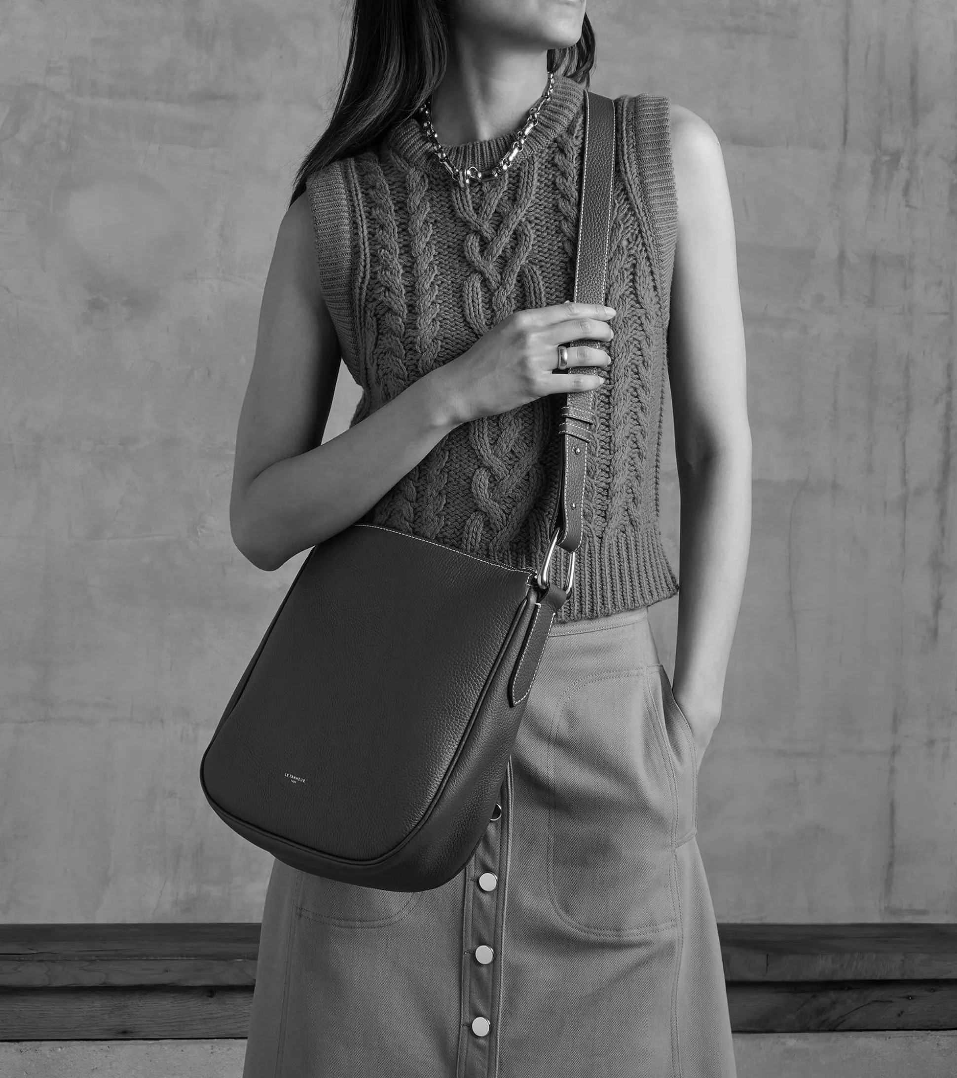 Sac bandoulière moyen modèle Madeleine en cuir grainé - Black