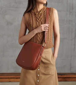 Sac bandoulière moyen modèle Madeleine en cuir grainé - Mahogany Brown
