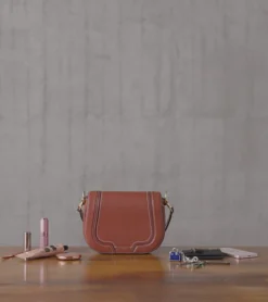 Sac bandoulière moyen modèle Ella en cuir grainé - Mahogany Brown