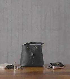 Sac seau Louise en cuir grainé - Mahogany Brown Twilight Blue